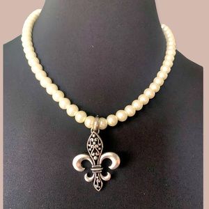 Necklace fleur de Lis pearl